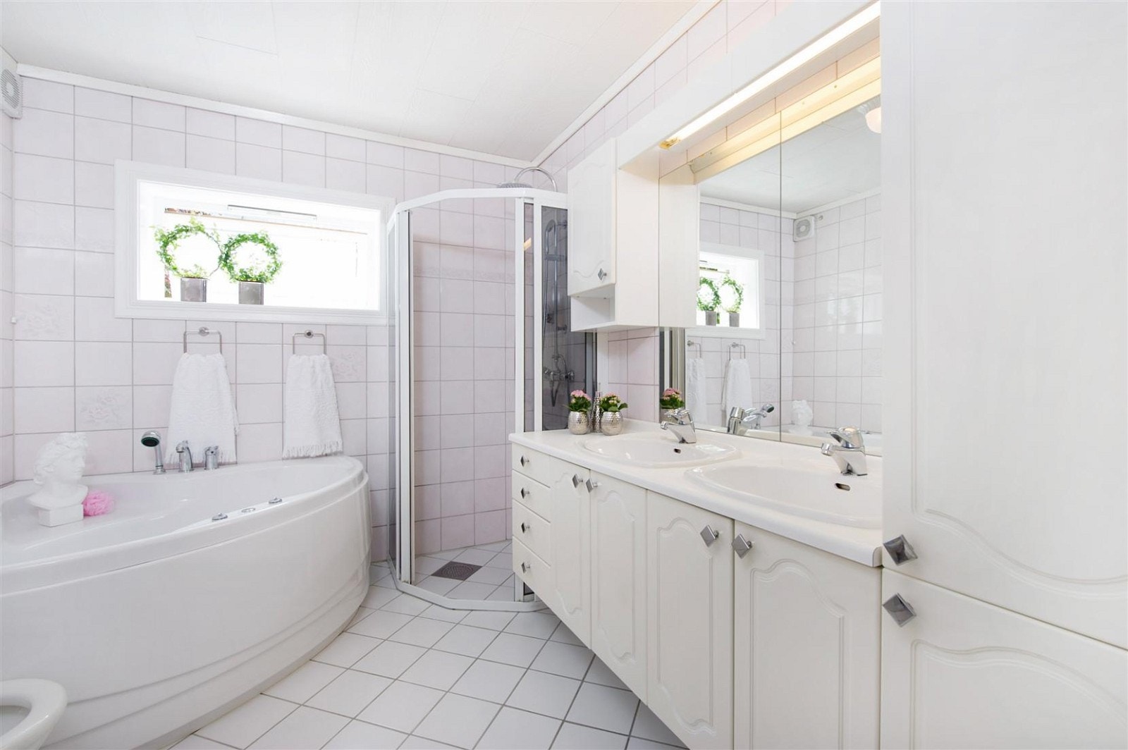 Romslig flislagt bad med varmekabler. Galleribilde