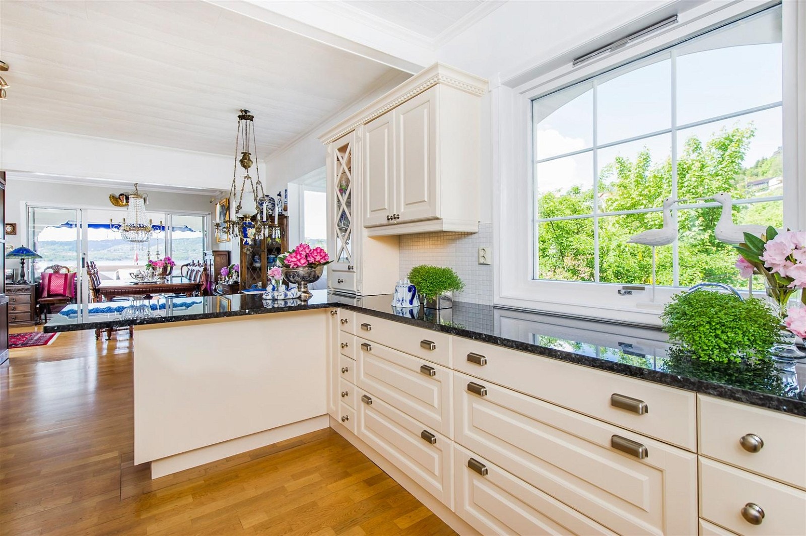 Selv fra kjøkkenet kan man nyte den vakre beliggenheten. Galleribilde