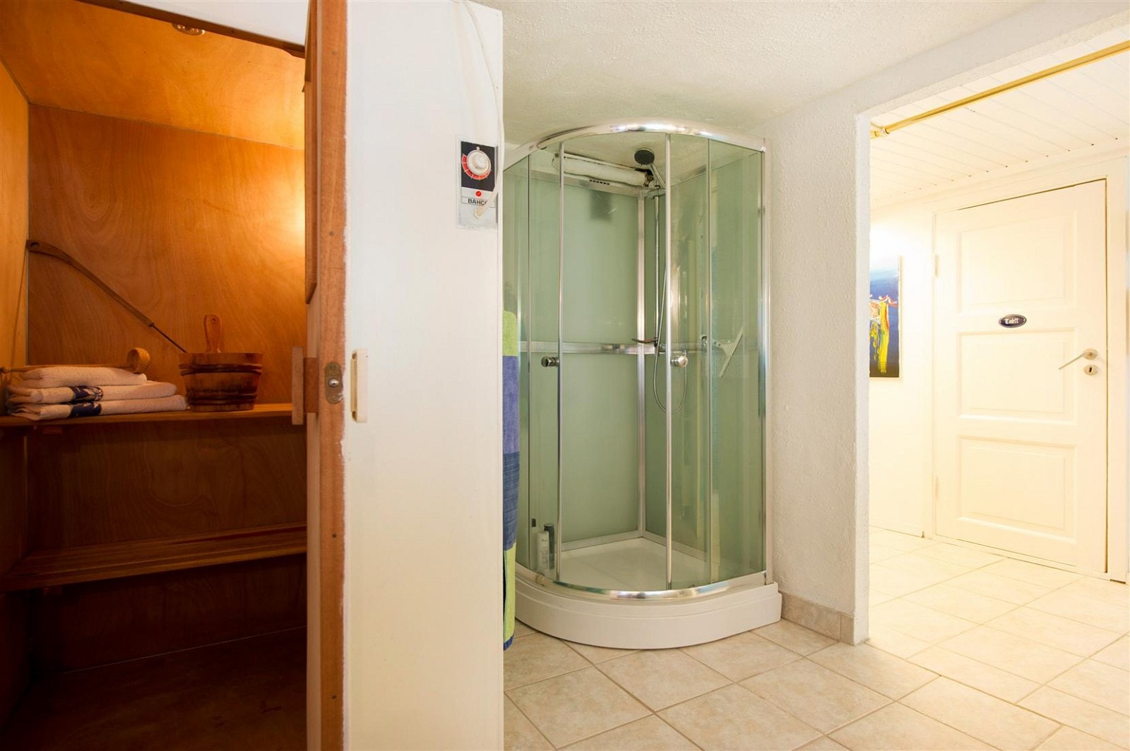 Ved svømmebassenget er det både badstue og et pent bad. Galleribilde