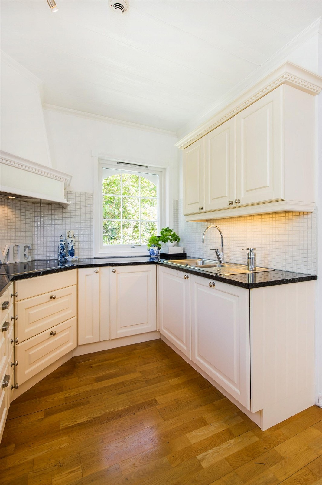 Moderne og pent kjøkken. Galleribilde