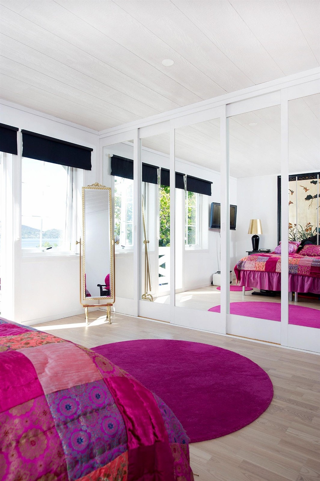 Fra soverom med utgang til terrasse og god garderobe. Galleribilde