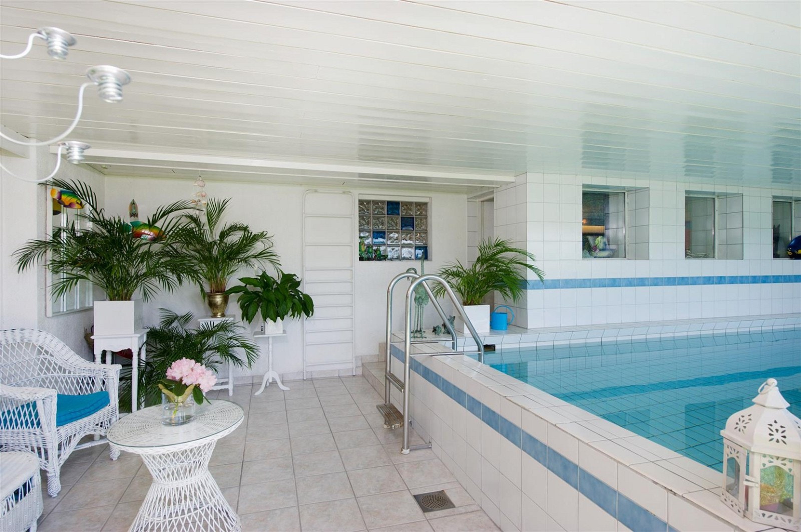 Ved svømmebassenget er det en fin oppholdssone. Galleribilde