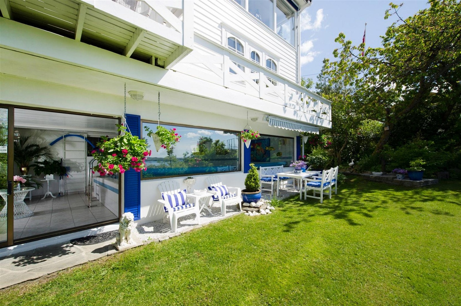 Fra hagedel utenfor innendørs svømmebasseng. Galleribilde