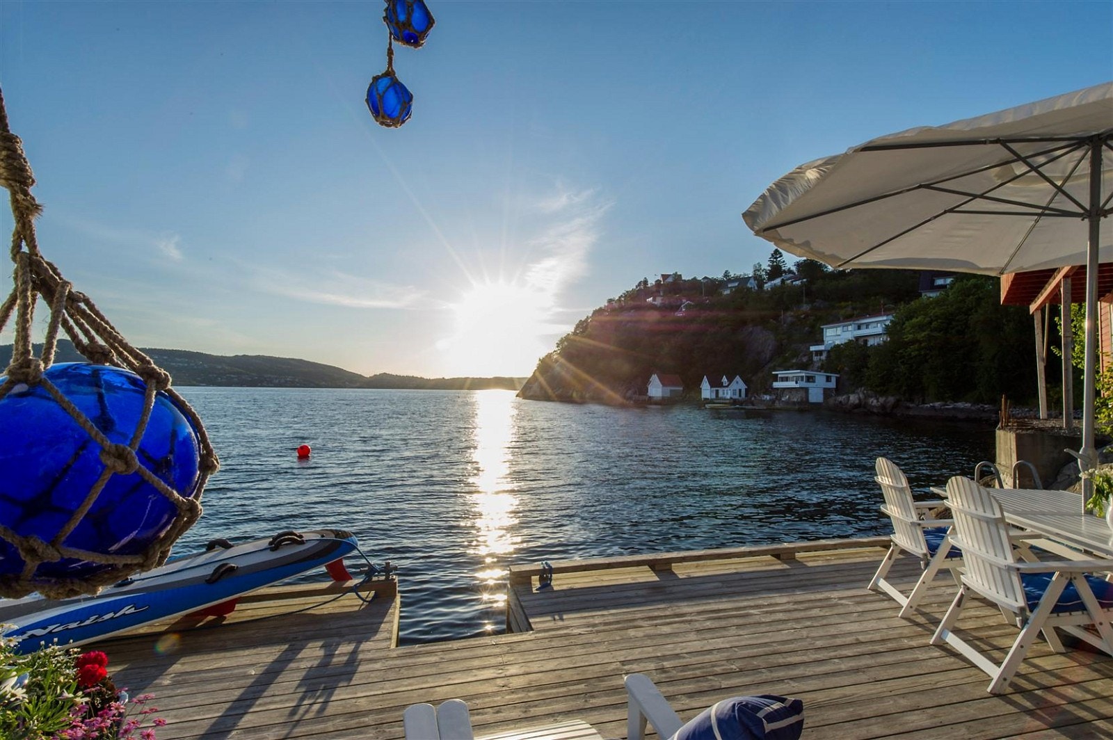 På flotte dager er denne eiendommen et syn. Regndager kan og være hyggelige for de som like å fiske fra sin egen kai. Galleribilde