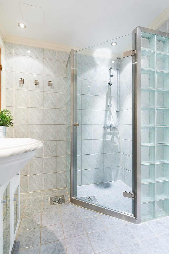 Meget pent flislagt bad Galleribilde