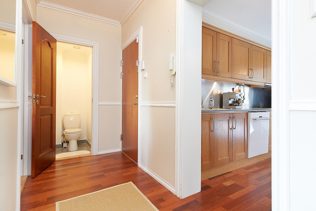 Gang med inngang til separat wc Galleribilde