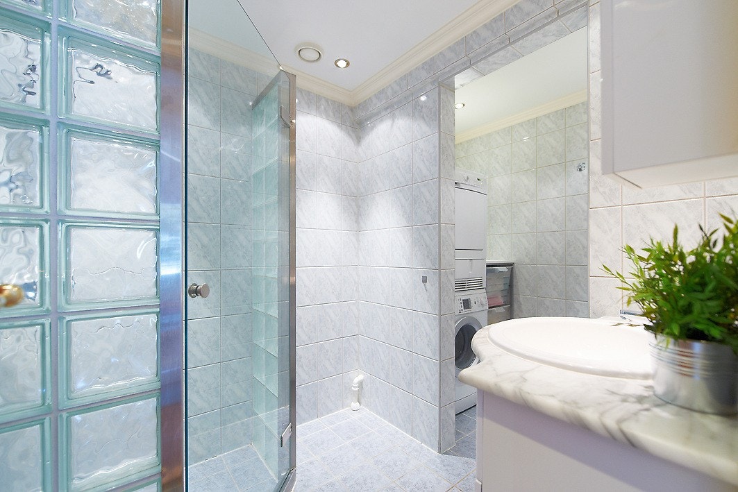 Meget pent bad med innenforliggende vaskerom og plass til stell Galleribilde