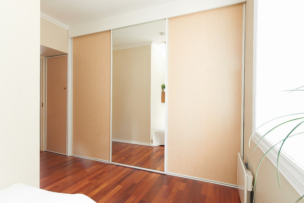 Soverom 1 med gode oppbevaringsmuligheter i romslig skyvedørsga Galleribilde