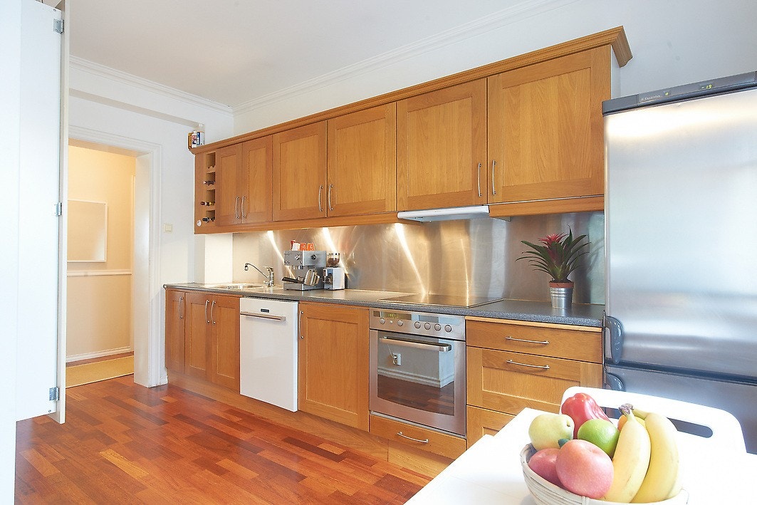 Pent kjøkken med god skap- og benkeplass Galleribilde