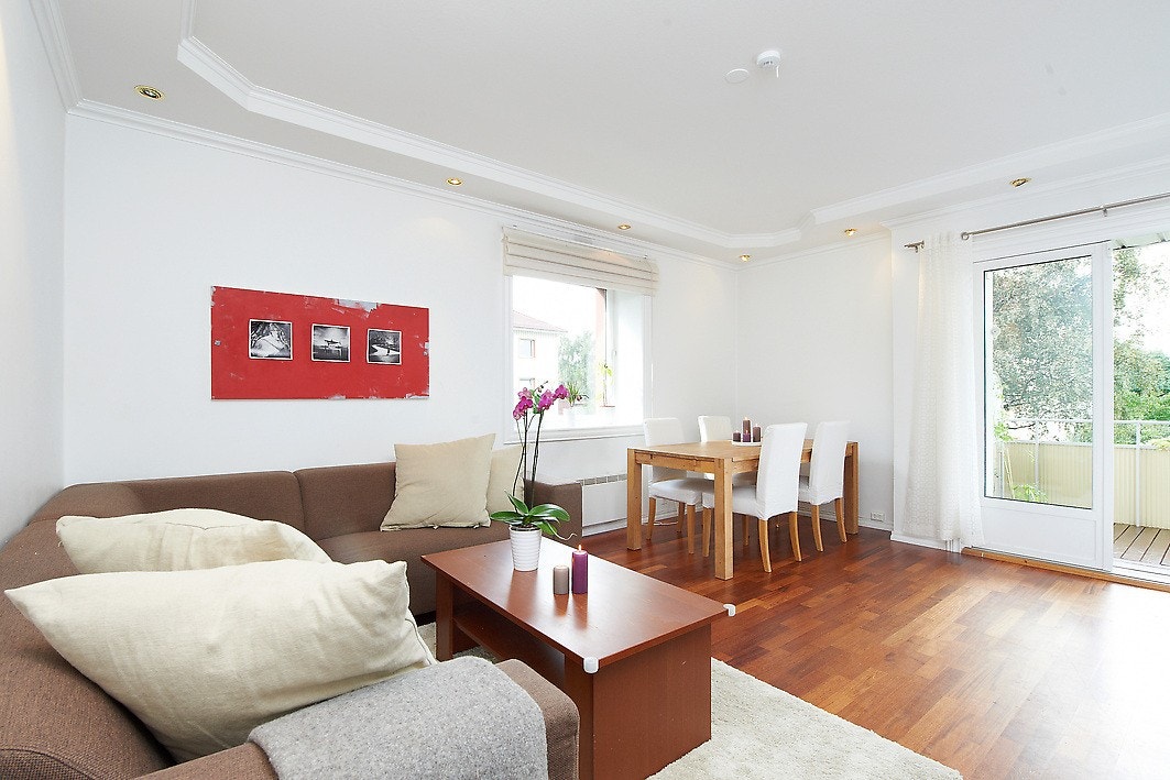 Stue med utgang til solrik balkong Galleribilde