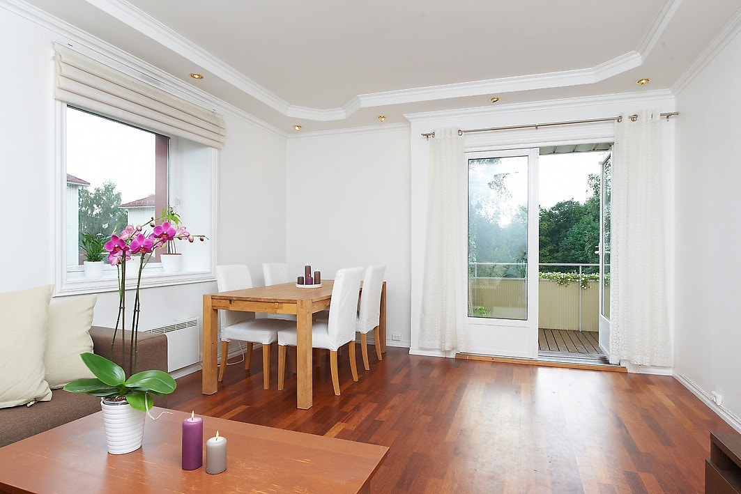 Stue med store vindusflater Galleribilde