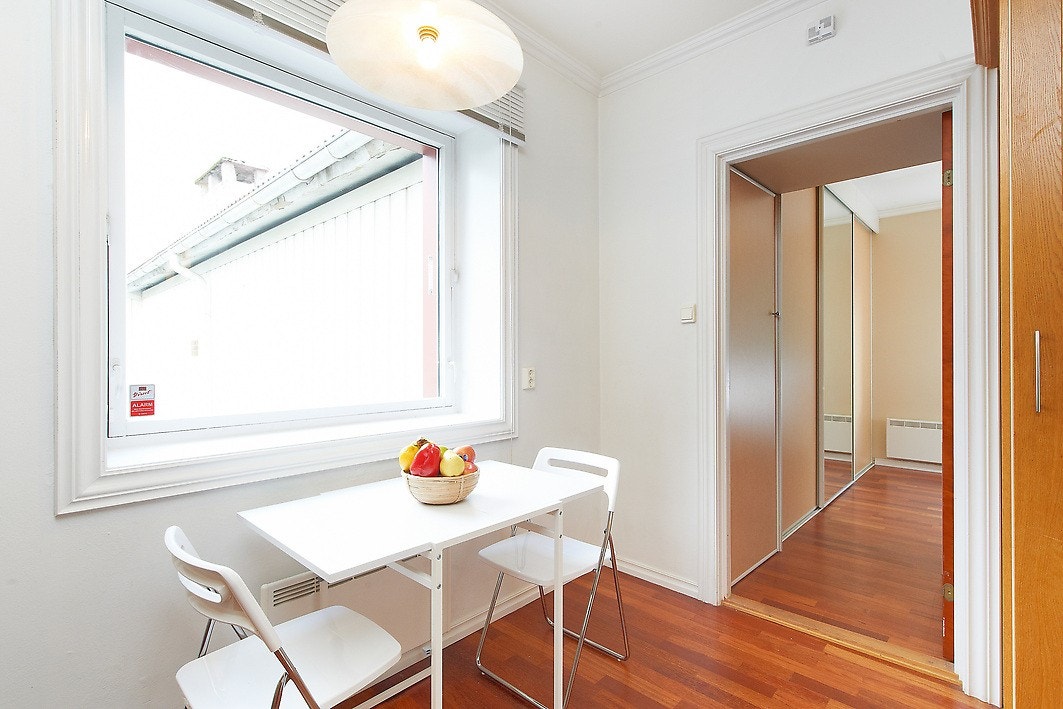 Spiseplass ved vindu på kjøkken Galleribilde