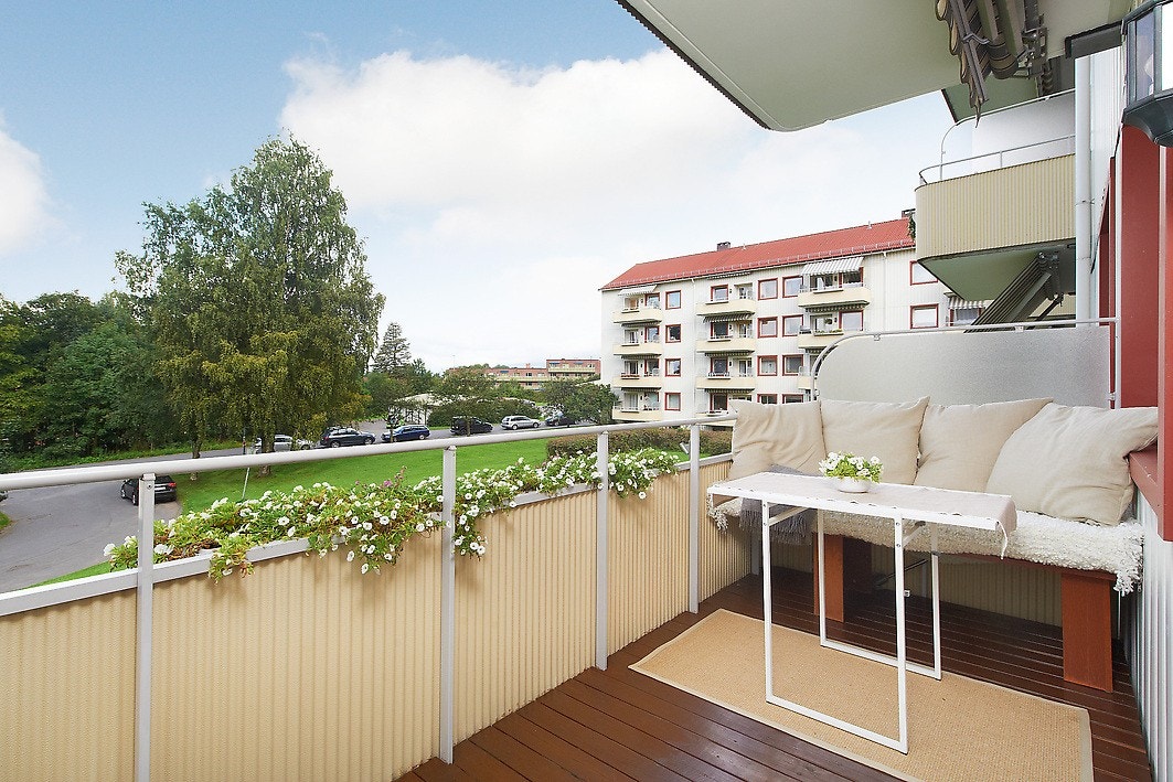 Hyggelig balkong med god plass til sittegruppe Galleribilde