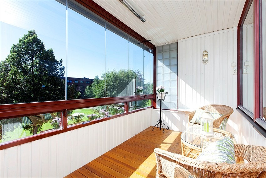 Innglasset balkong med gode solforhold Galleribilde