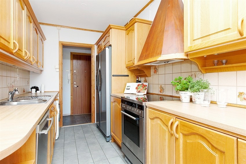 Kjøkkeninnredning med eikefronter Galleribilde