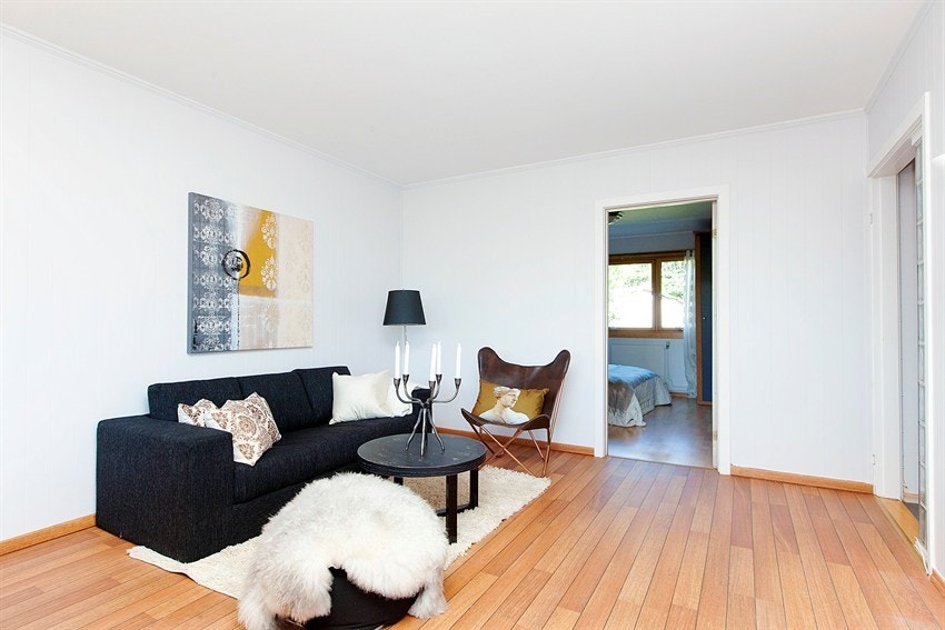 Plass til både sofa og spisbord i stuen Galleribilde