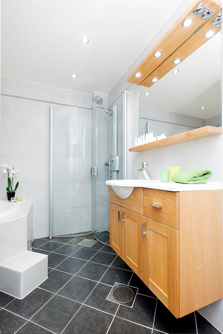 Delikat, flislagt bad fra 2004 Galleribilde