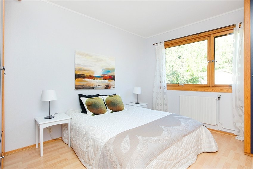 Luftig hovedsoverom med garderobeskap Galleribilde