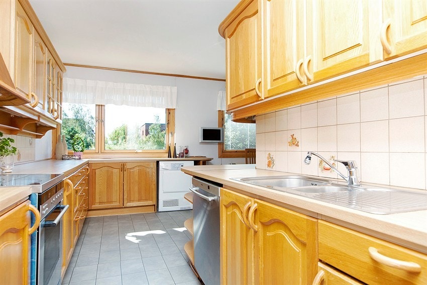 Stort kjøkken med god skap- og arbeidsplass Galleribilde