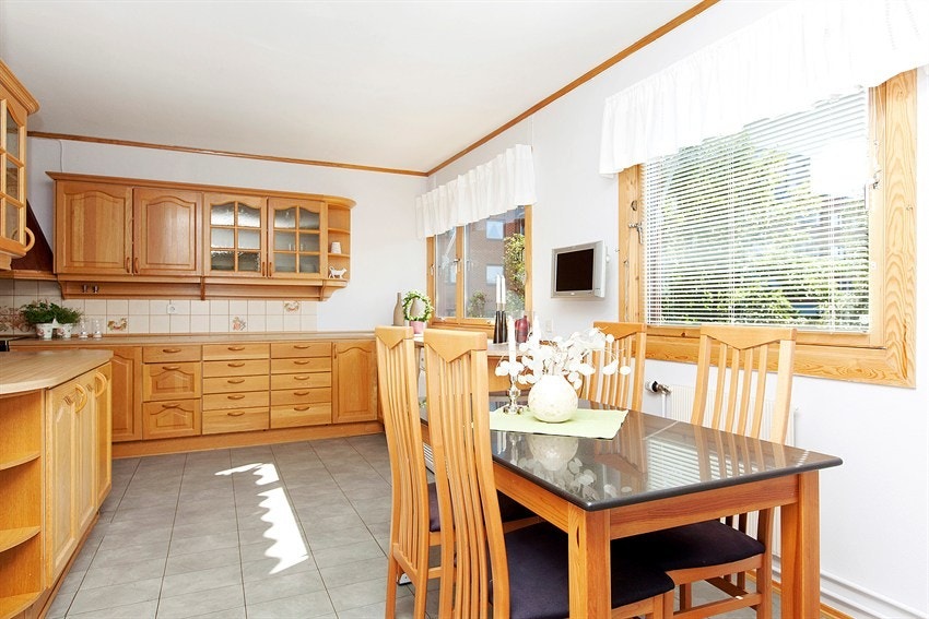 Plass til stort spisebord på kjøkkenet Galleribilde