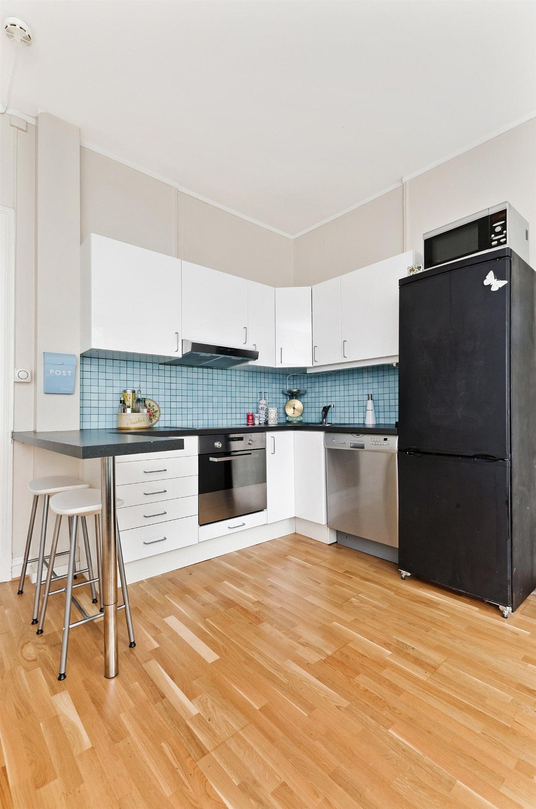 Pent kjøkken med integrert komfyr & kokeplate samt oppvaskmaskin. Galleribilde