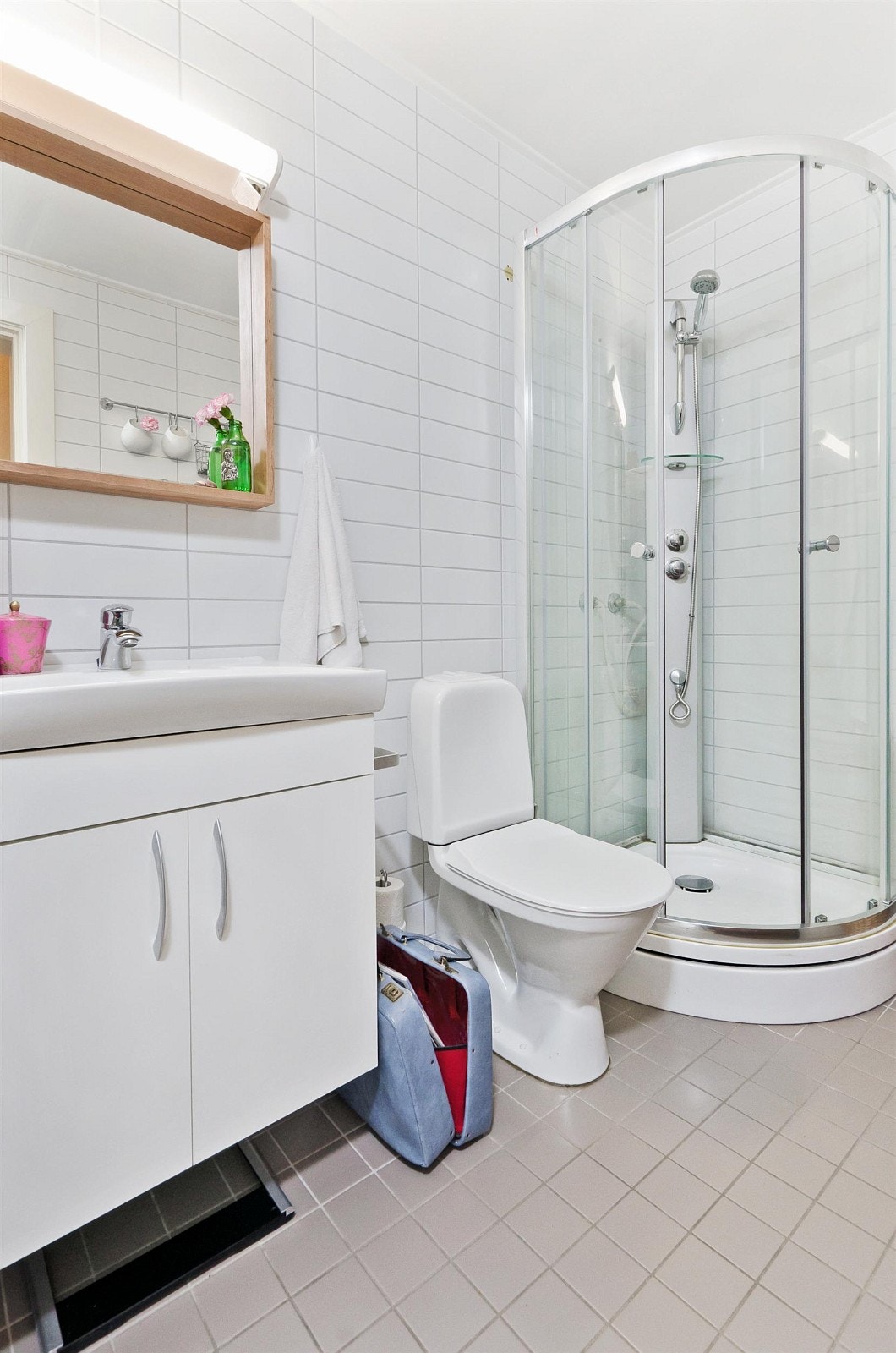 Pent, flislagt bad med varmekabler i gul, dusjkabinett, servant og klosett. Opplegg for vaskemaskin og tørketrommel. Galleribilde