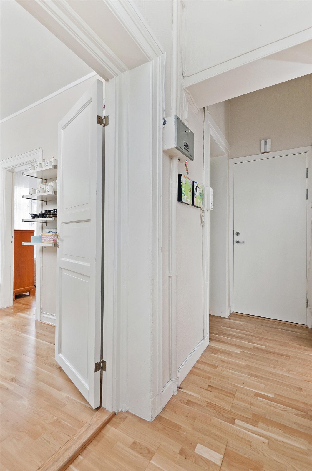 Lys og romslig entré. Galleribilde