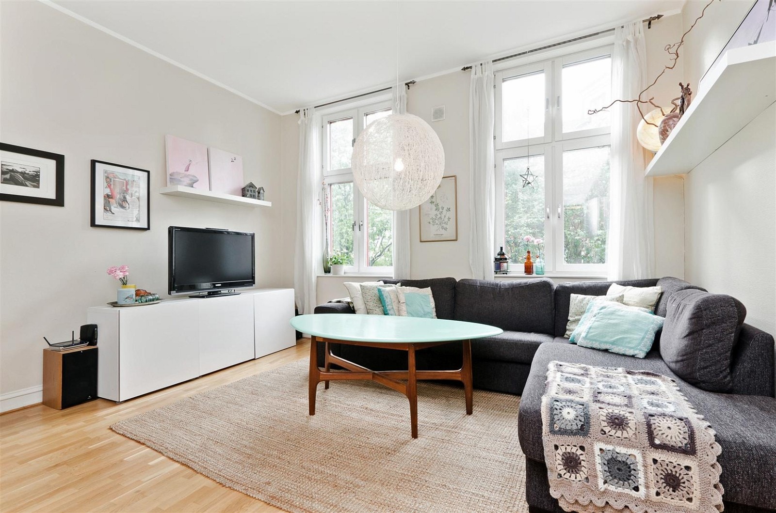 Lys og flott stue med store vinduer og god takhøyde. Galleribilde