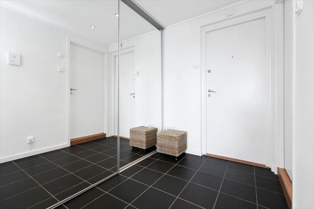 Gang med skyvedørsgarderobe Galleribilde