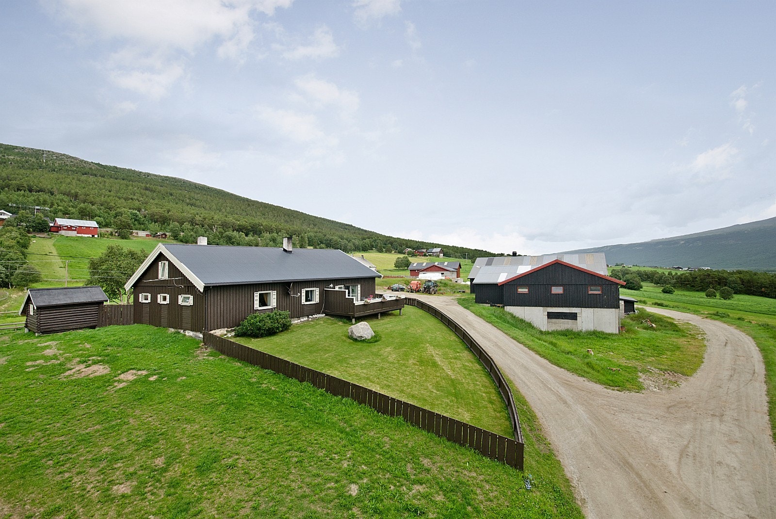 Hovedbygning og driftsbygning sett fra innkjøringen til eiendommen. Galleribilde