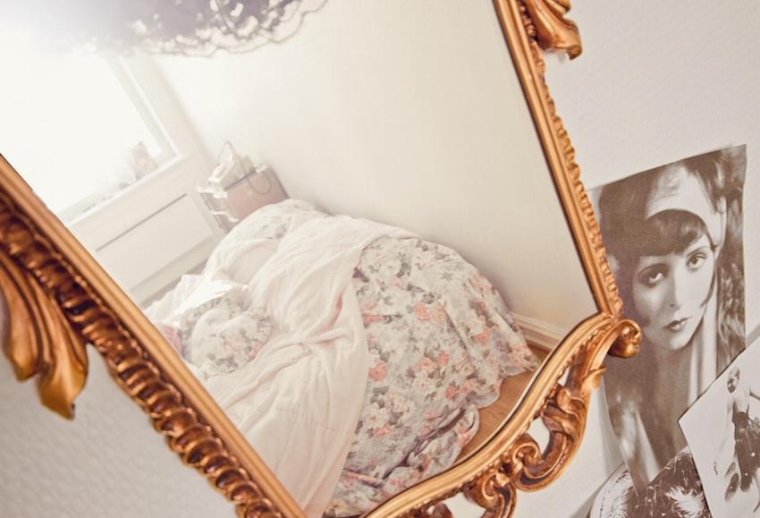 Øynene er sjelens speil. Speilet er menneskets beste venn. Slike ting kunne hun tenke på. Galleribilde