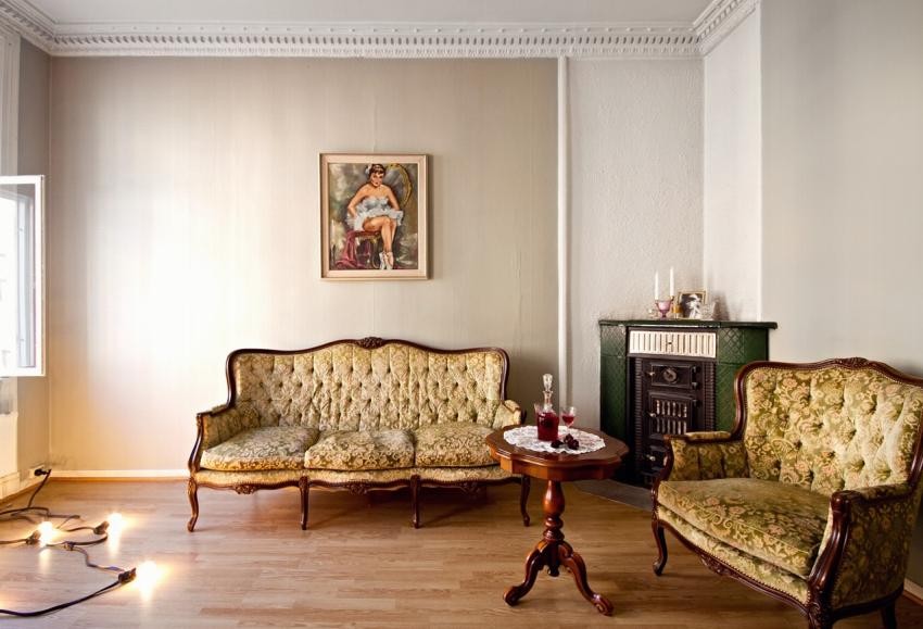 Bestemoren sa alltid:
En god vertinne byr alltid på et lite glass sherry. Hun fulgte rådet. Galleribilde