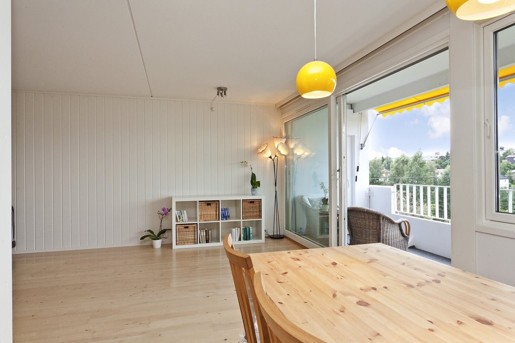 Spisestue i tilknytning til kjøkkenet Galleribilde