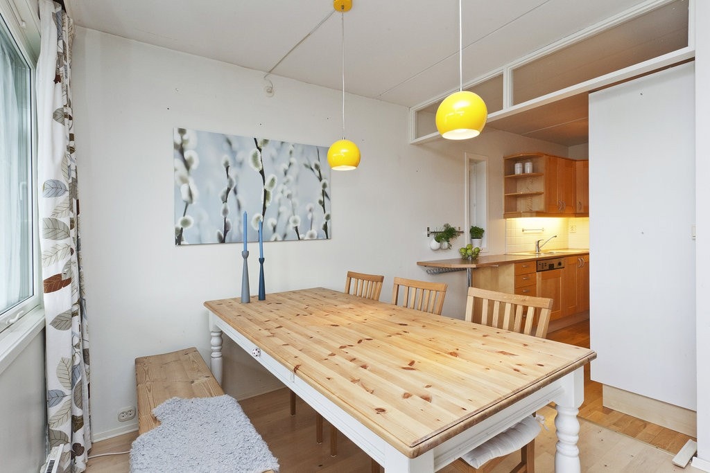 Spisestue i tilknytning til kjøkkenet Galleribilde