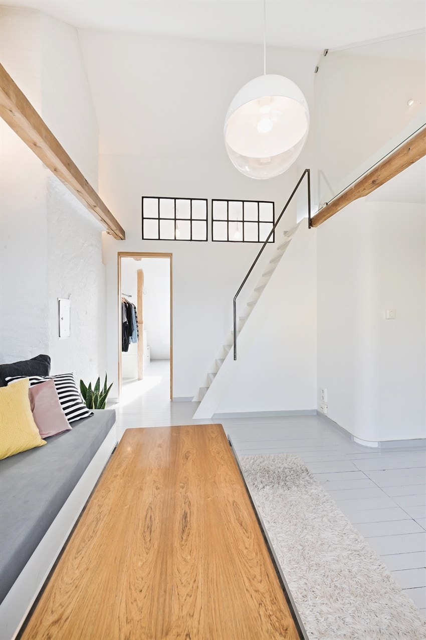 Stue 4. etg. med trapp opp til hems Galleribilde