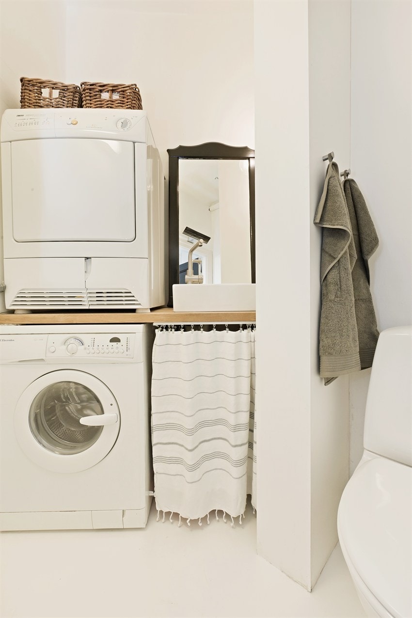 Opplegg for vaskemaskin på toalett i entré Galleribilde