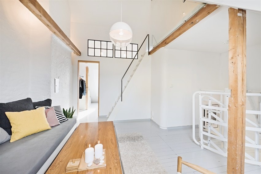 Stue 4. etg. med trapp opp til hems Galleribilde