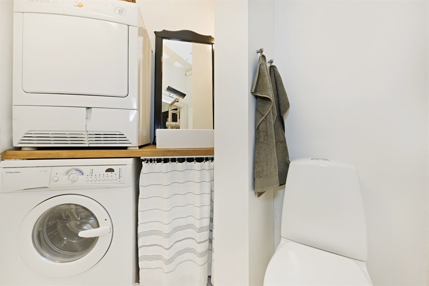 Opplegg for vaskemaskin på toalett i entré Galleribilde