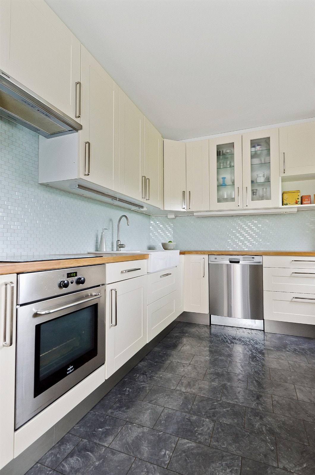 Meget pent kjøkken med mye skap- og benkeplass. Opplegg for oppvaskmaskin. Integrert stekeovn og induksjonstopp. Galleribilde