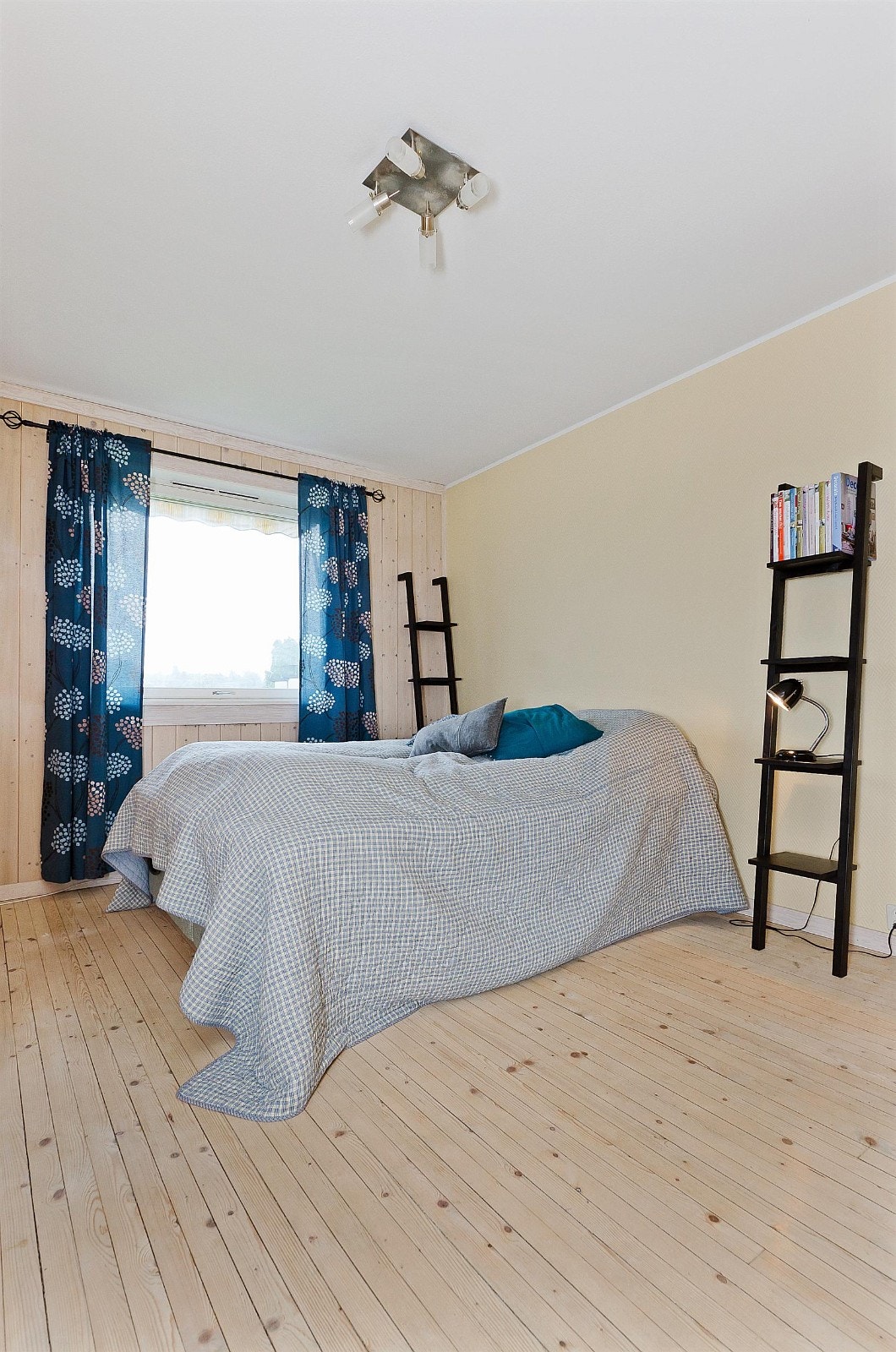 Stort soverom med garderobeskap. Legg merke til det pene originale tregulvet. Galleribilde