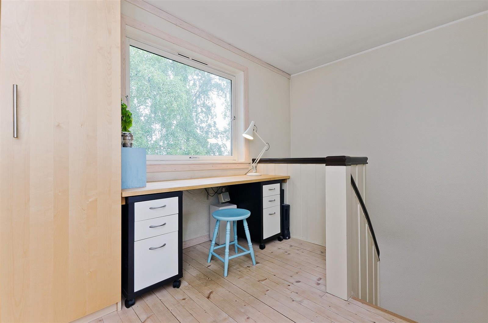 Plass til kontorløsning i trappegang. Garderobeskap medfølger. Galleribilde