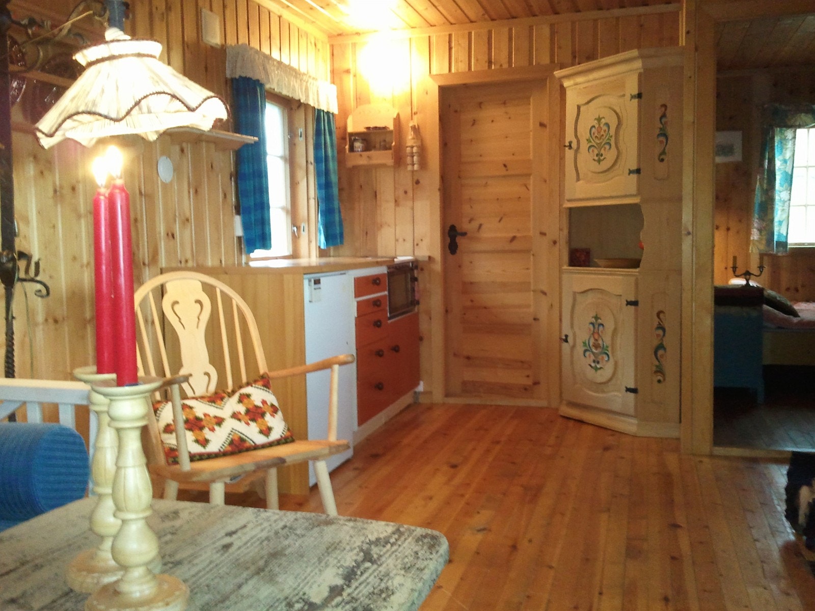 Enkelt kjøken og inngang til soveromma Galleribilde