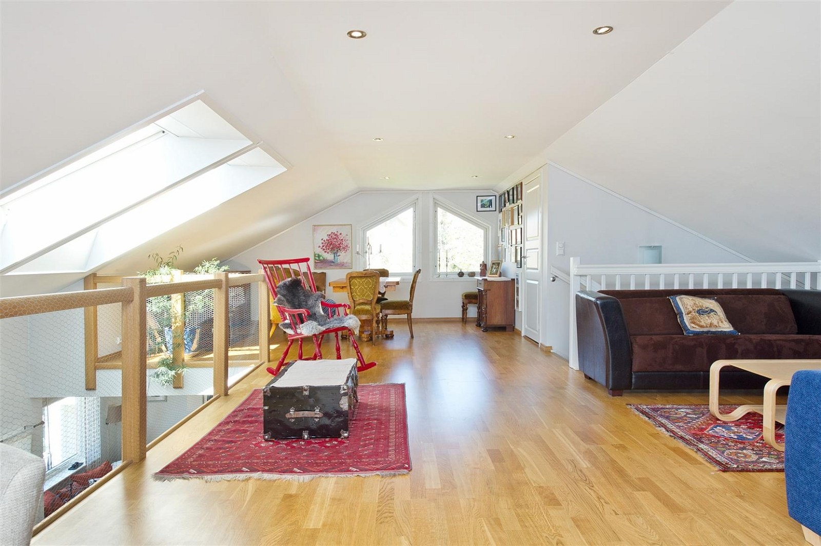 Lys og romslig loftstue med mulighet for oppdeling av rommet. Galleribilde