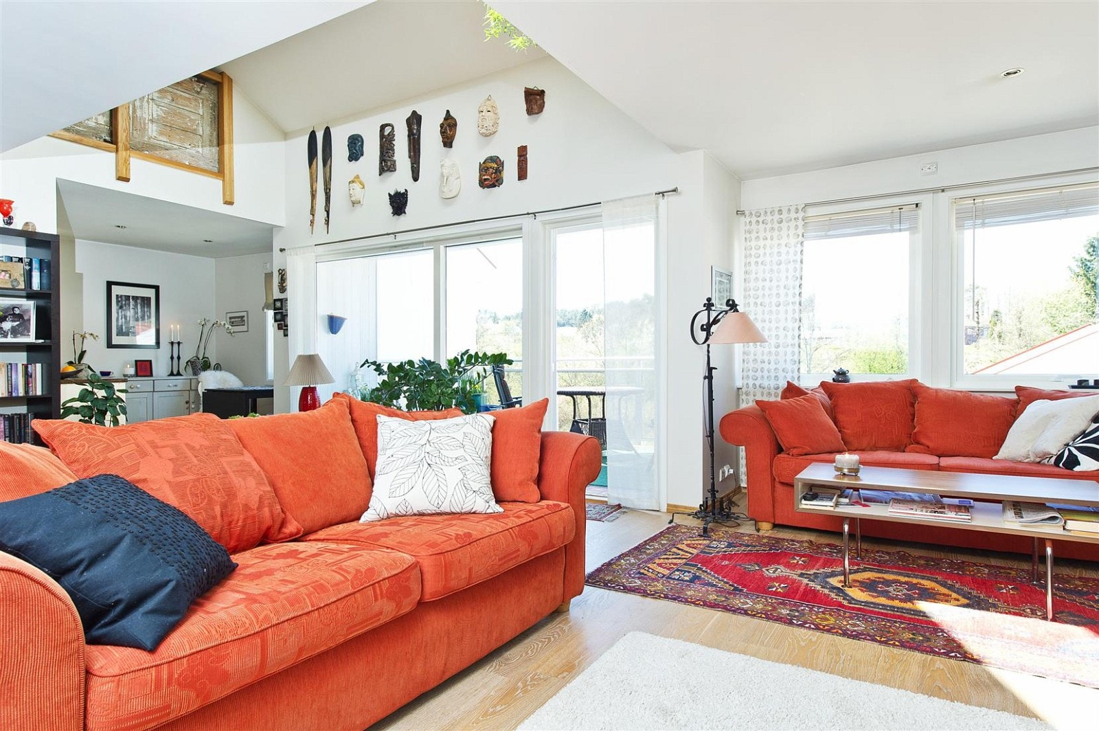 Lys og romslig stue med utgang til balkong. Galleribilde