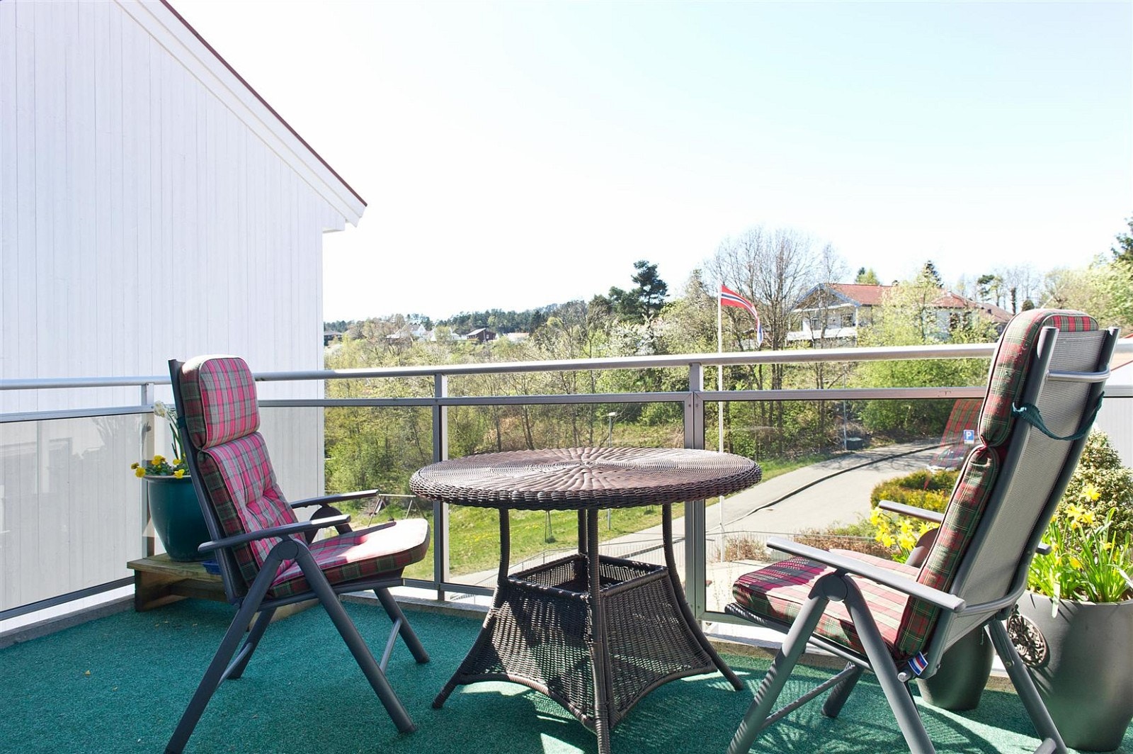 Koselig balkong med pen utsikt. Galleribilde