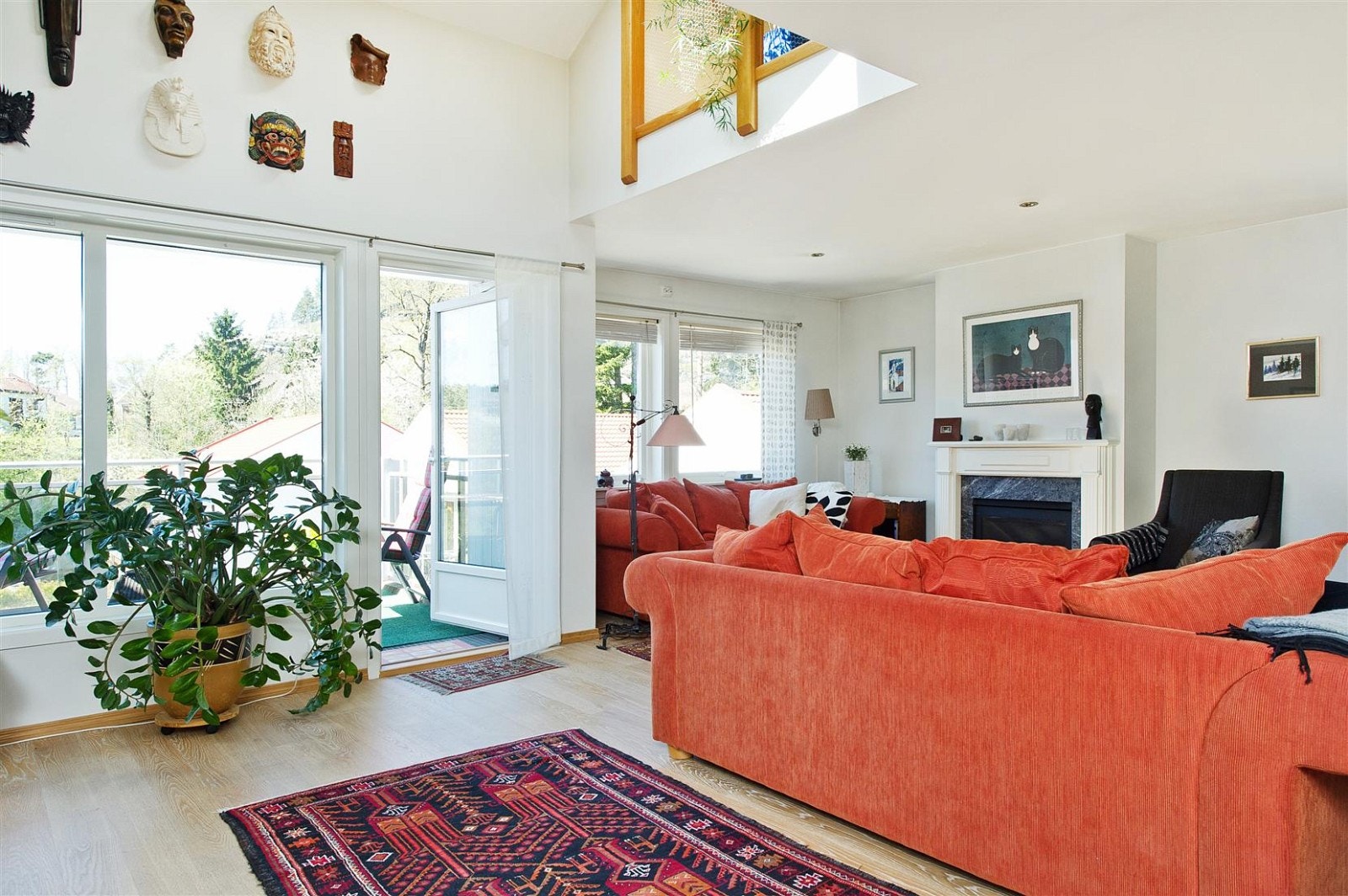 Åpen løsning mellom etasjene, noe som gir gode lysforhold. Galleribilde