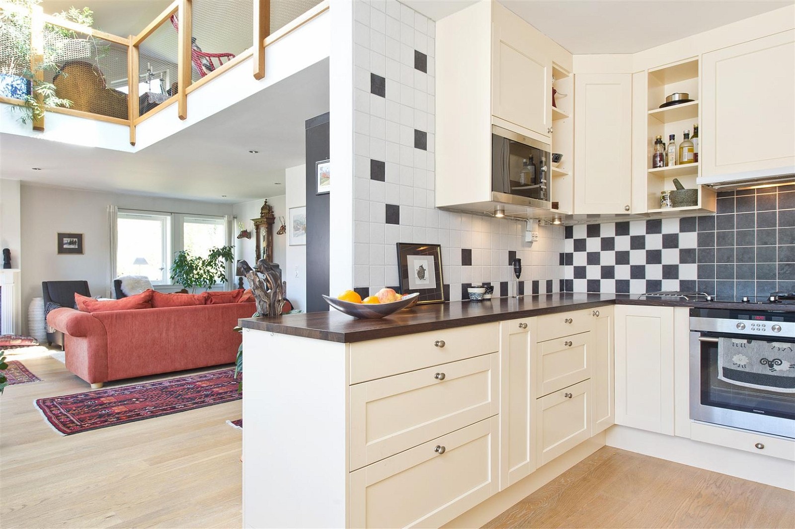 Delvis åpen løsning mellom kjøkken og stue. Galleribilde