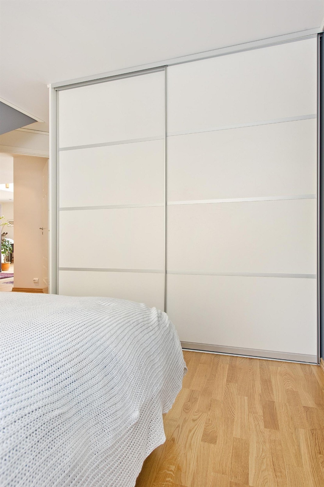 Skyvedørsgarderobe på hovedsoverom. Galleribilde