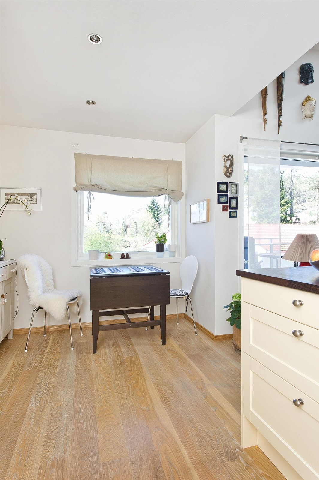 Spiseplass på kjøkken. Galleribilde