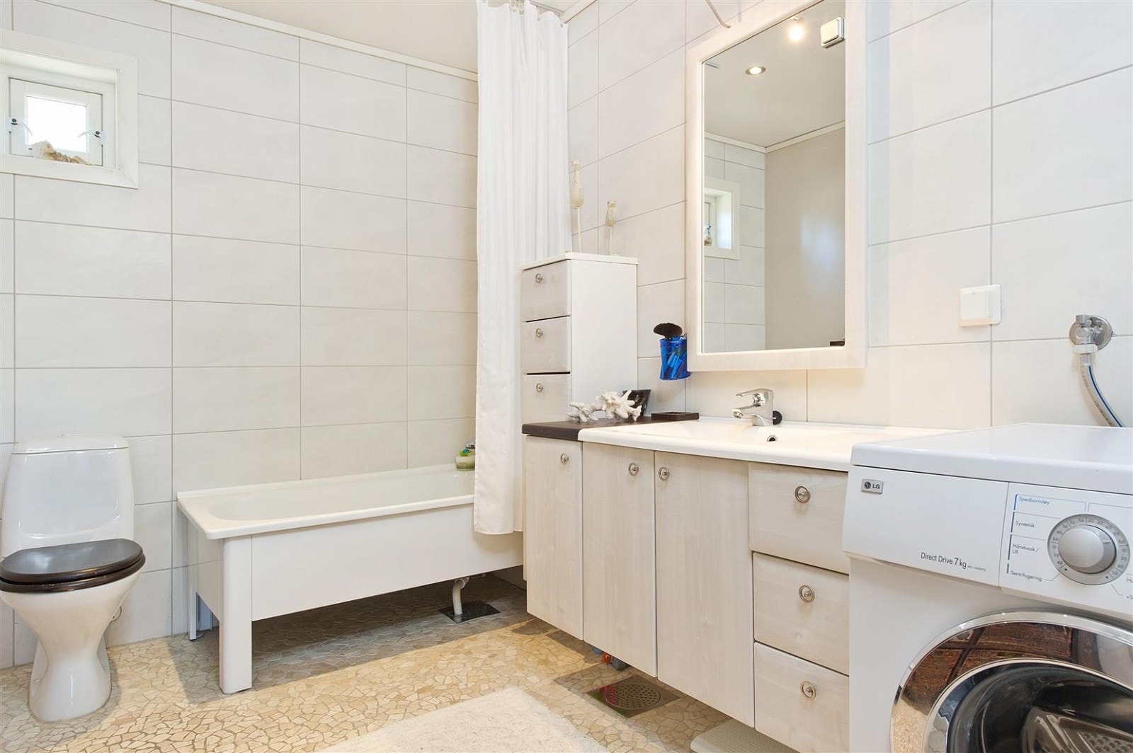 Delikat bad med opplegg for vaskemaskin. Galleribilde